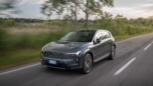 Volvo EX60 elettrica su strada