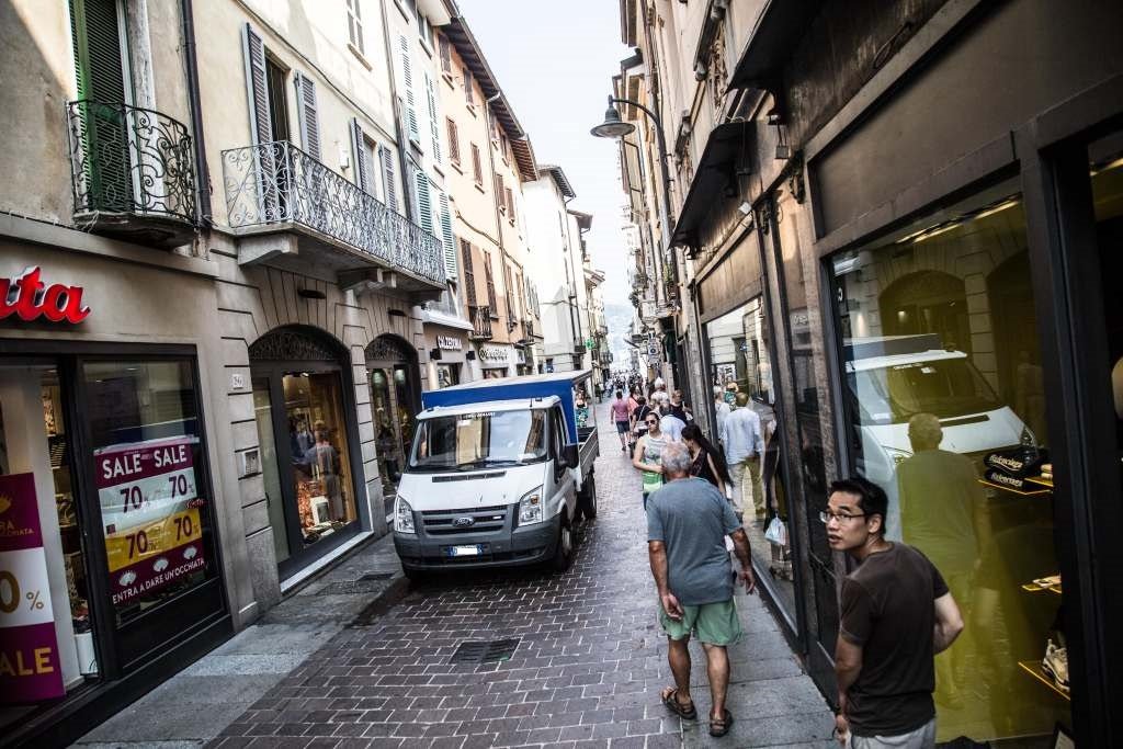 Nuove regole Ztl a Como: opposizione critica, Gaddi invoca disobbedienza civile, Lega teme accessibilità ridotta per disabili e anziani