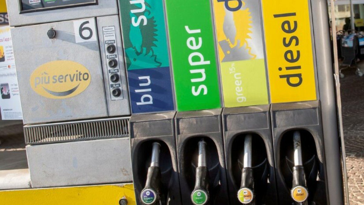 Un distributore di benzina su cinque irregolare a Roma: sequestrate oltre 10 tonnellate di carburante non conforme