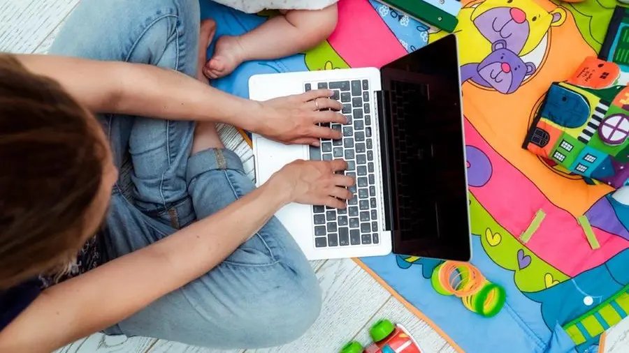 Giovani madri e lavoro: il welfare che non sostiene la crescita