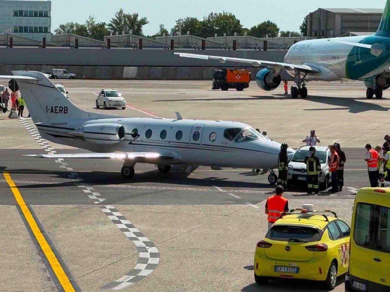 Panda di servizio urta jet privato a Linate: dinamica dell’impatto e allarme sindacati