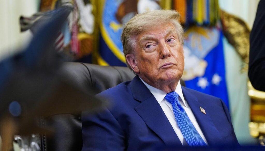 Trump modifica le raccomandazioni vaccinali per i bambini, citando l’autismo
