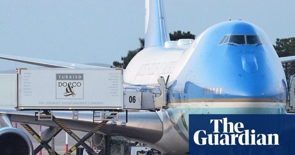 Trump si sposta in segreto su un altro aereo mentre Air Force One è in pericolo
