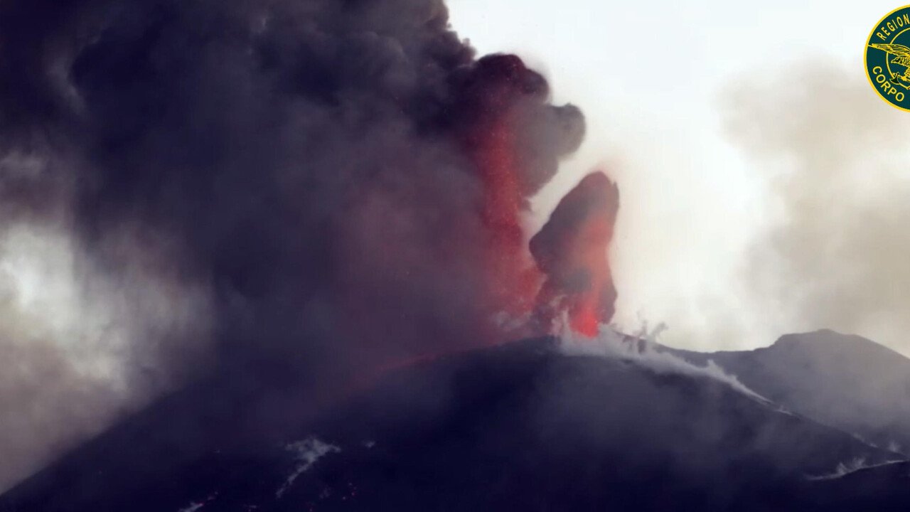 Cenere dell’Etna blocca voli a Comiso, chiusura fino alle 11 di domani
