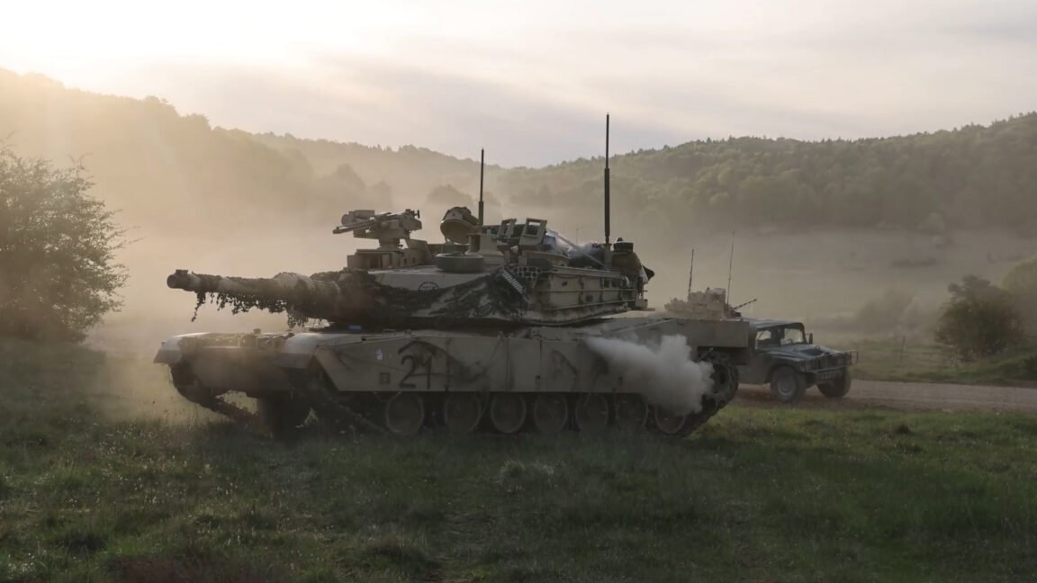 Droni ucraini distruggono intero branco di tank USA in simulazione di guerra