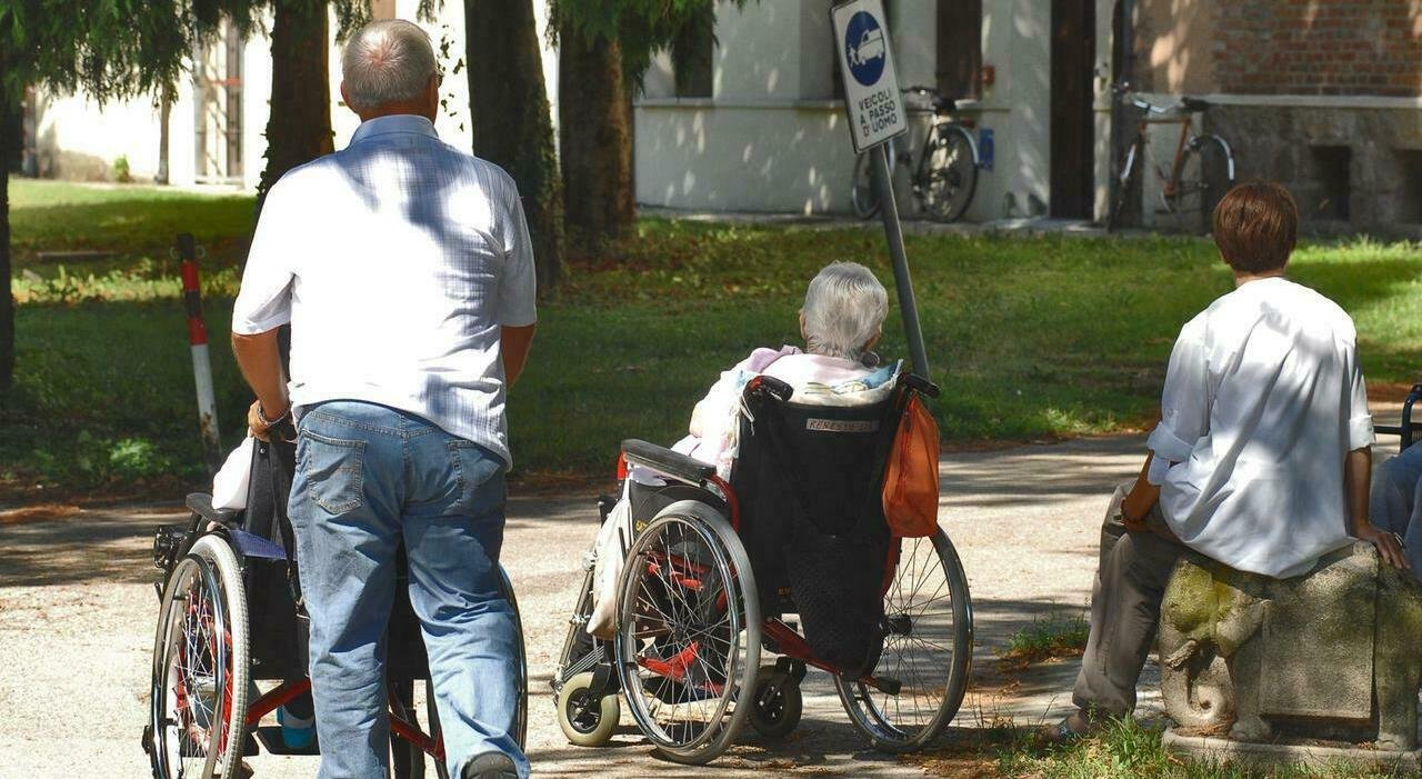 Operatori di casa di riposo sospesi, respingono accuse di maltrattamenti: «Non abbiamo mai vessato gli anziani, anzi»