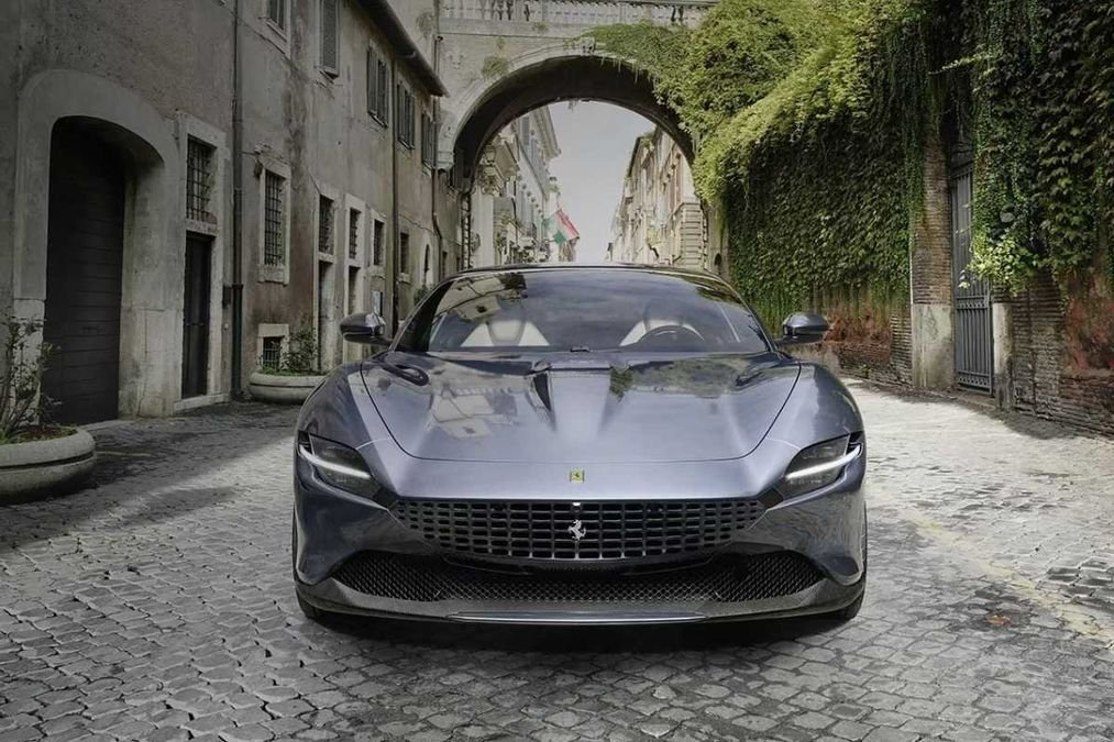 Ferrari Roma abbandonata a Brescia: mistero su chi l’ha lasciata