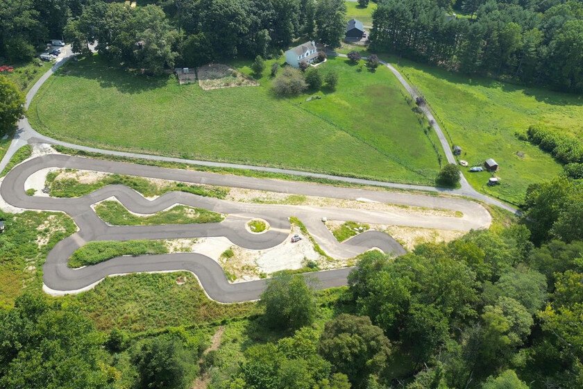 Un padre ha costruito un circuito per i karts per il figlio, ma i vicini lo hanno messo in causa