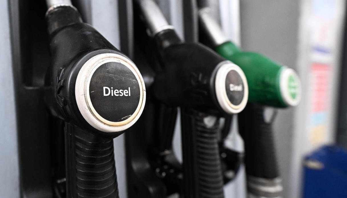 Prezzo del gasolio vicino ai 3 euro al litro, allarme per costi energetici in autunno