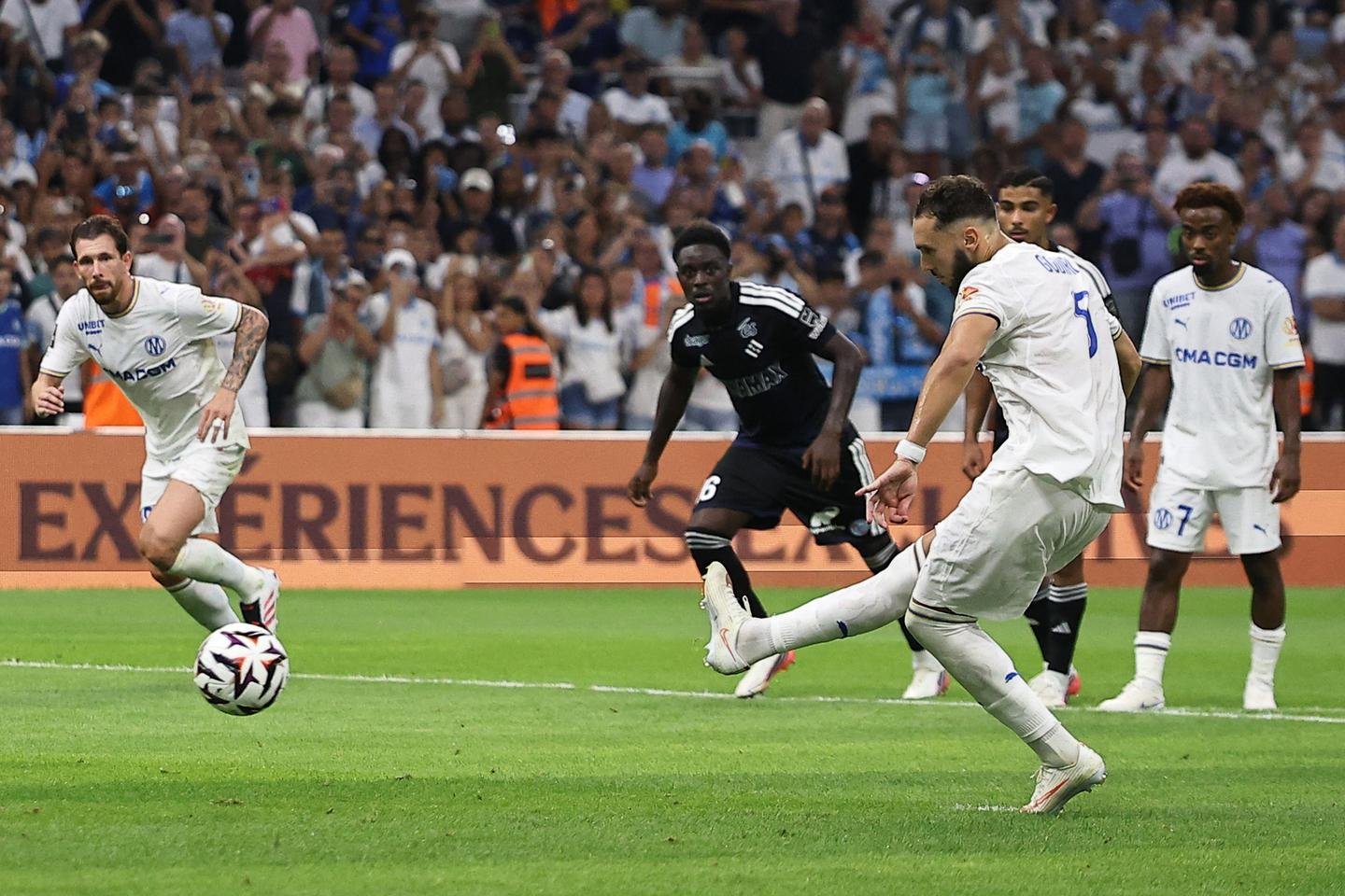 Olympique de Marseille apre la stagione con una vittoria netta contro Strasbourg