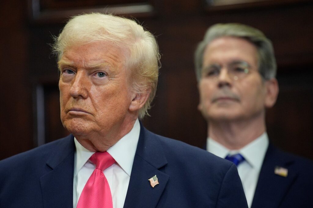 Trump evita rispondere a domande su Bessent e juros, ma parla di intervento militare