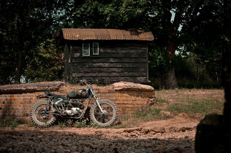 Una Triumph T140 750 diventa Desert Sled grazie a una trasformazione essenziale