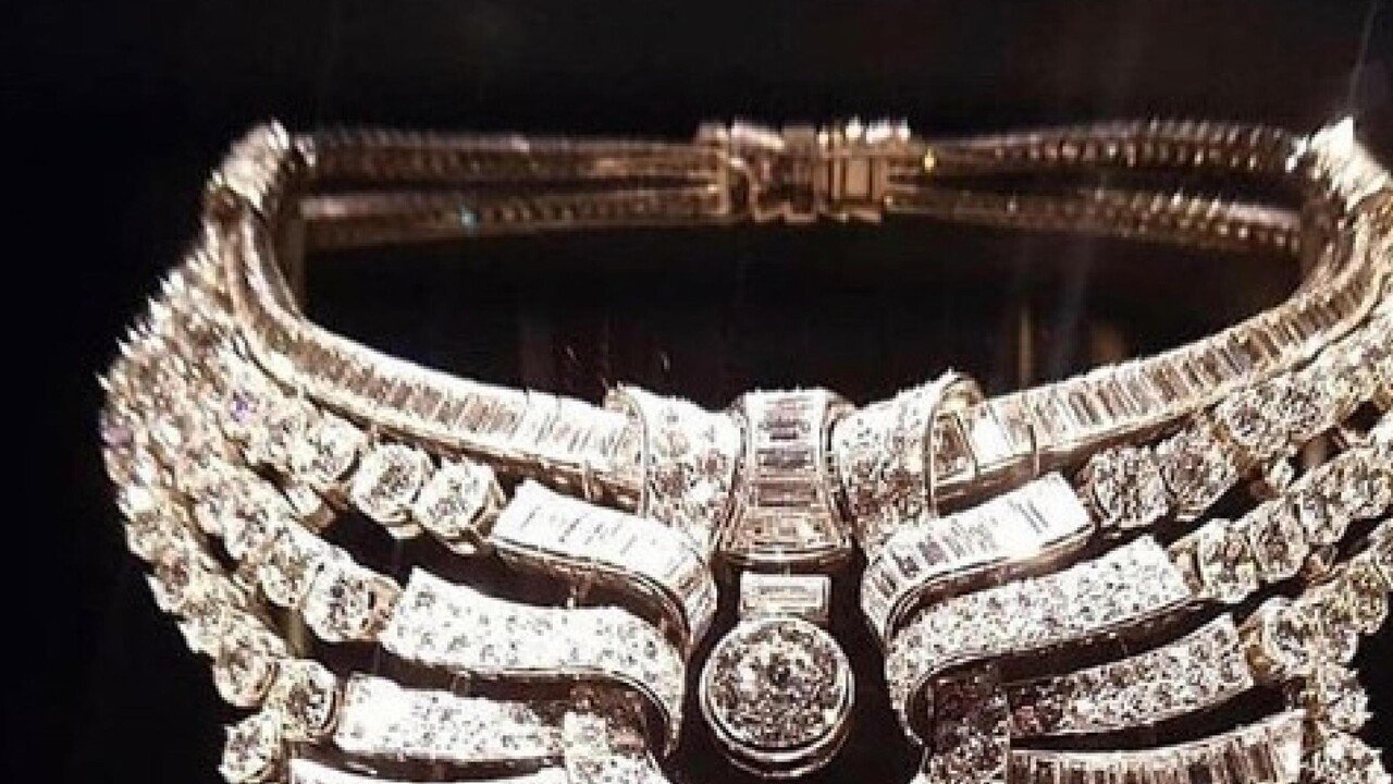 Furti in due musei europei: rubati un tesoro dell’età del Bronzo e un collier di Van Cleef & Arpels