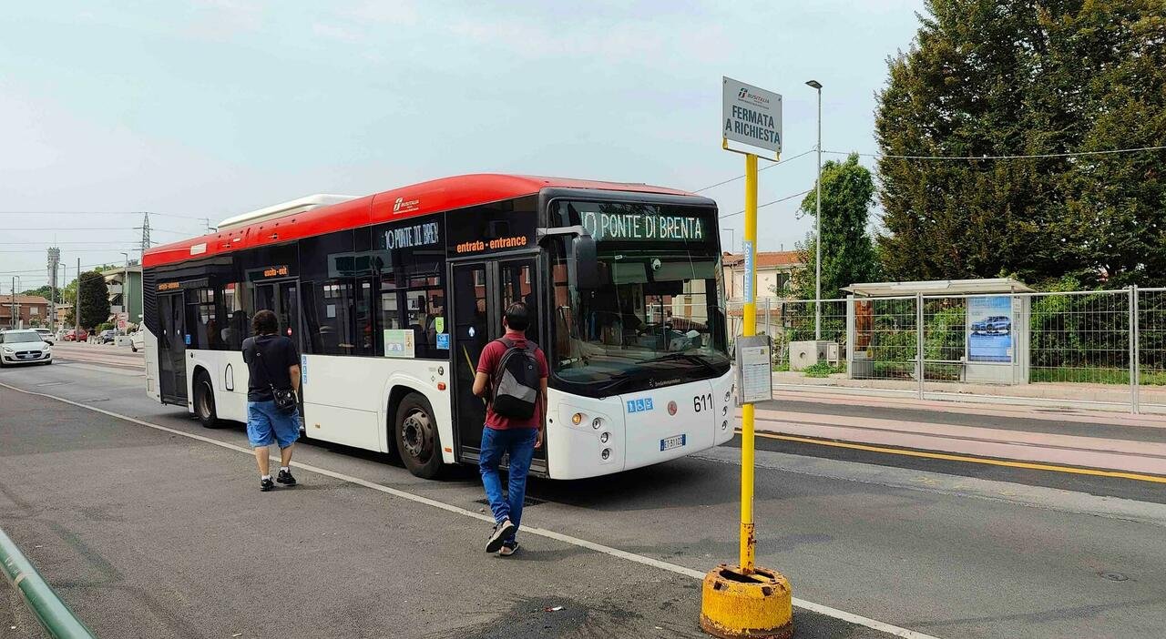 Autista blocca ubriaco con pugno dopo minacce con bottiglia rotta a bordo bus
