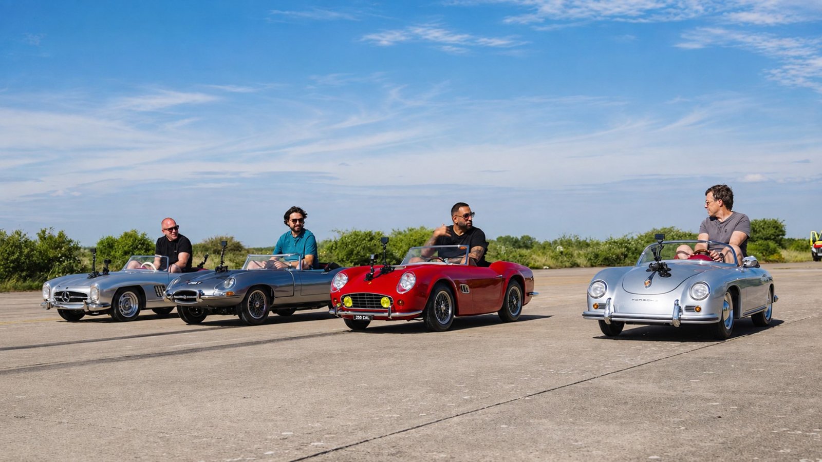 Drag race tra miniature iconiche: Porsche Speedster, Ferrari 250 GT e altre sfidano in pista