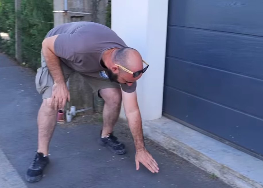 Un garage bloqué da una scalinata: la battaglia di un cittadino a Orléans