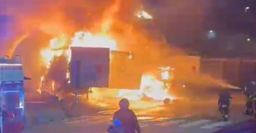Incendio in autostrada: tre semirimorchi in fiamme, colonna di fumo visibile da chilometri