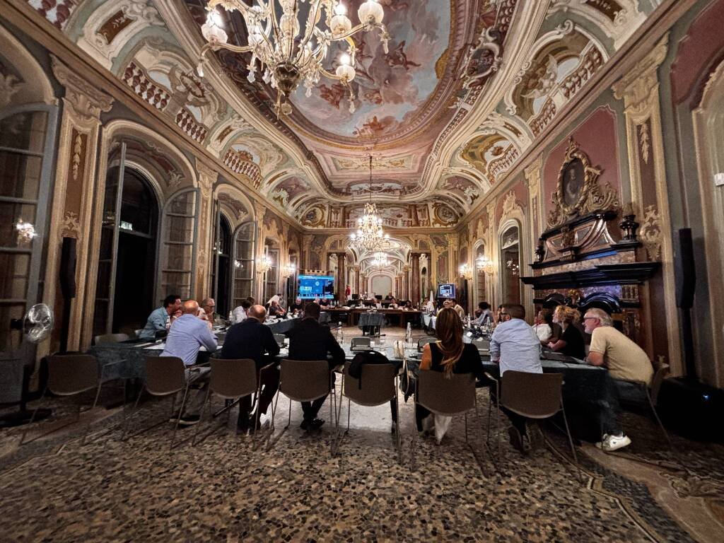 Consiglio comunale Varese: tensioni sulla moschea e dibattito sulla trasparenza della commissione paesaggio
