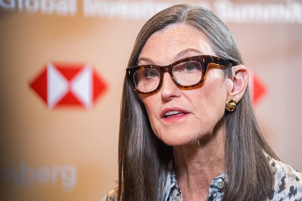 Cathie Wood difende Bitcoin contro un attacco di un podcaster