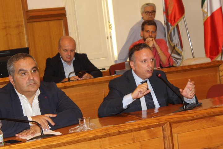 Miasmi e Calore, cittadini in cerca di risposte: in Consiglio si scatena il dibattito