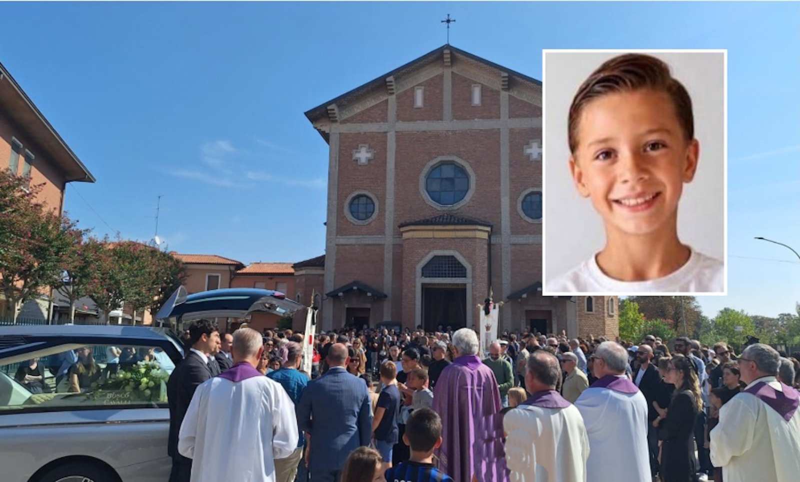 Palloncini bianchi al funerale di Darek, un gesto di speranza e ricordo