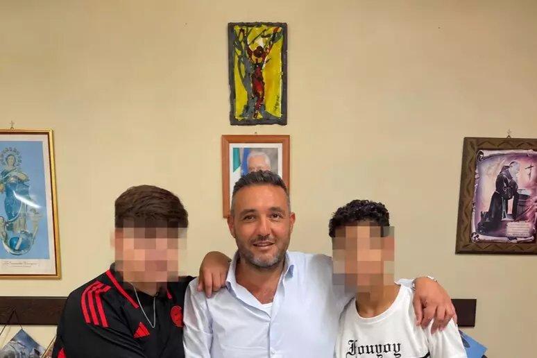 Il sindaco di Terzigno incontra i due studenti dopo la lite a scuola: si sono stretti la mano