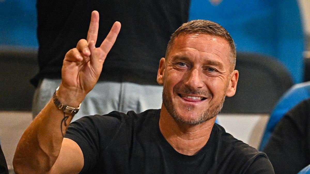 Francesco Totti compie 50 anni: la festa a Las Vegas e il no ai Friedkin nel libro “Oltre”