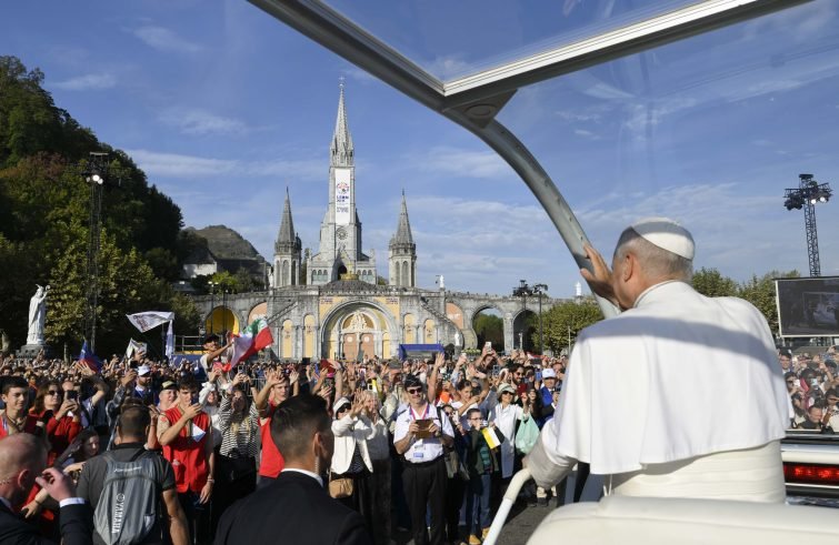 Papa a Lourdes: santuario della speranza e difesa della dignità della vita