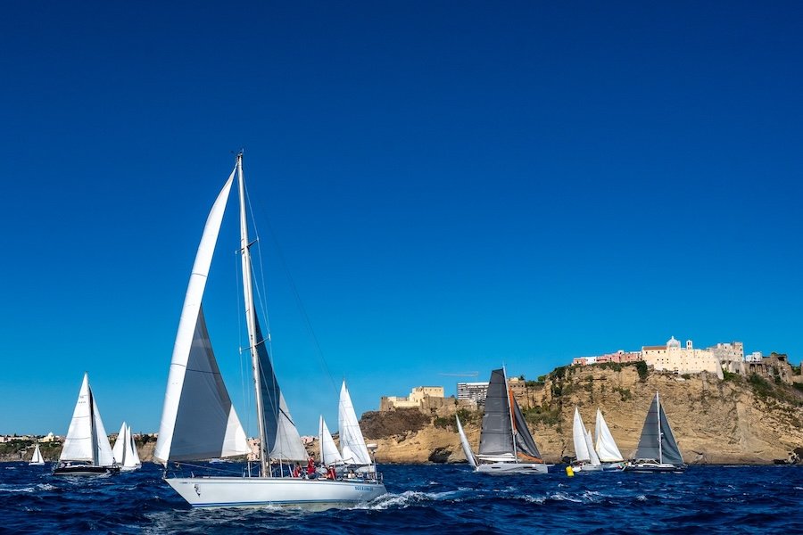 Vela Cup Procida 2026: 76 barche, sole e vento, Nientemale vince in tempo compensato