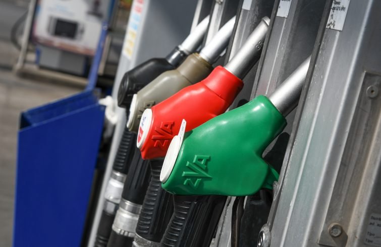 Il carburante vecchio arriva al distributore al prezzo di guerra