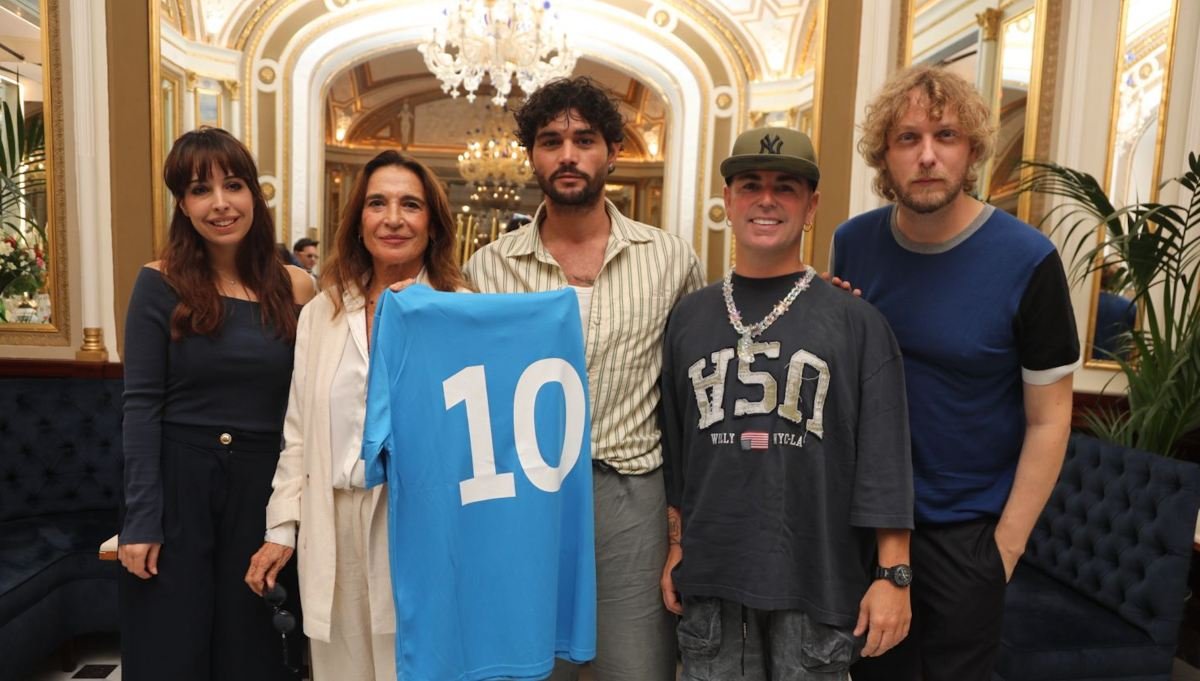 Lo spettacolo teatrale ‘Numero 10’ esplora l’anima di Maradona con un’opera cinematografica