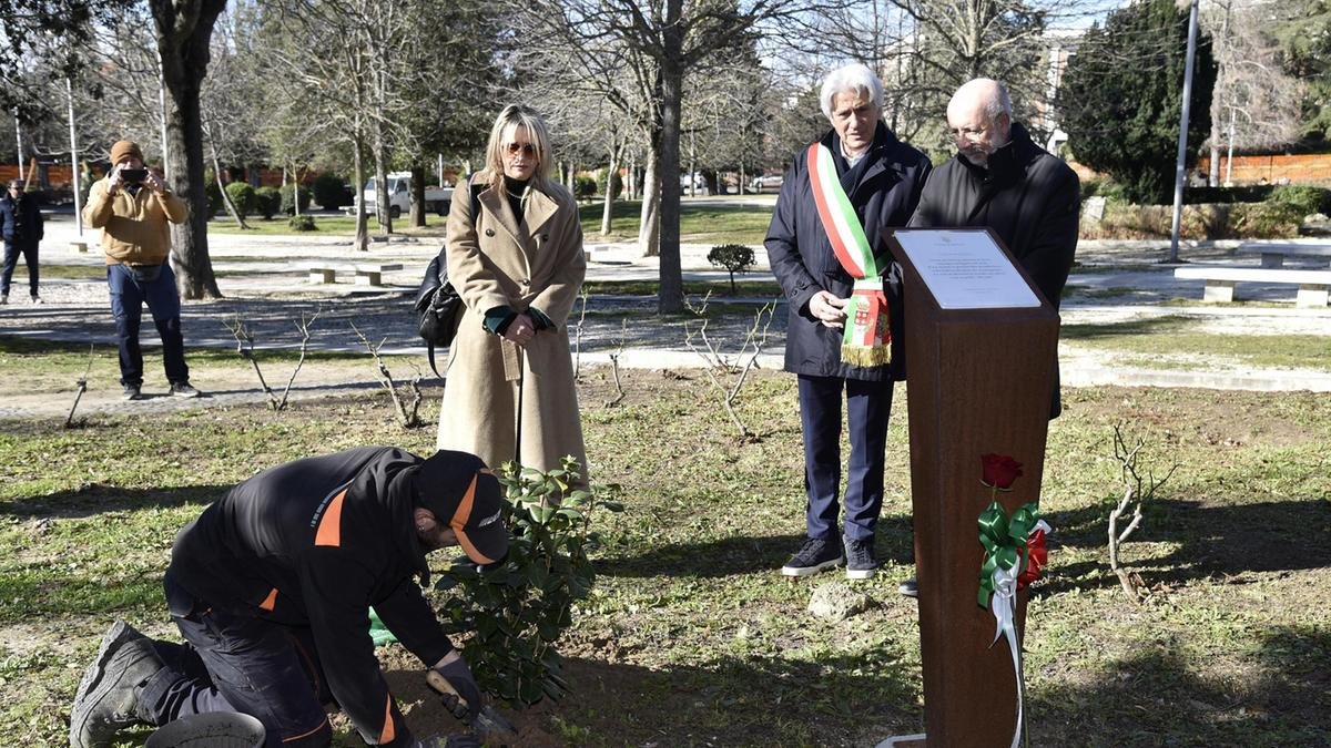 Sette anni dopo, Macerata ricorda Pamela: “Davanti a chi distrugge piantiamo una camelia”