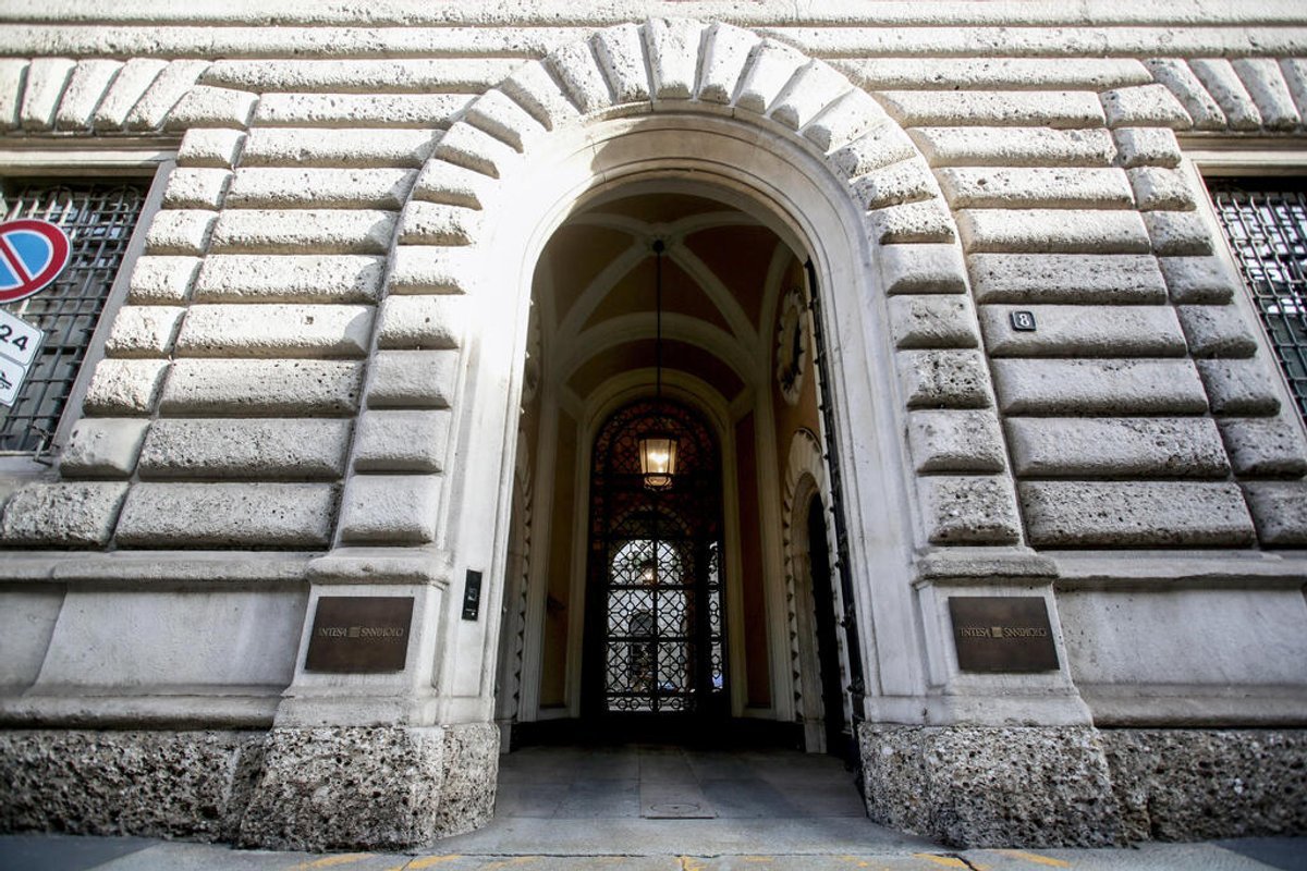 Intesa Sanpaolo rilancia su MPS con aumento del corrispettivo in denaro