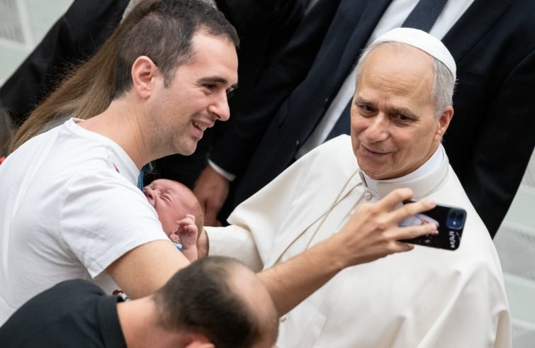 Papa Francesco: la Chiesa deve imparare dalle famiglie