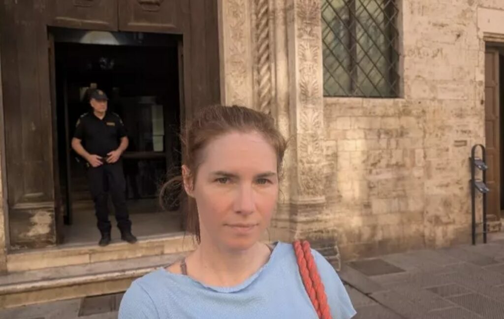 Amanda Knox torna in Italia dopo 15 anni dall’assoluzione, mostra foto con ex cappellano del carcere