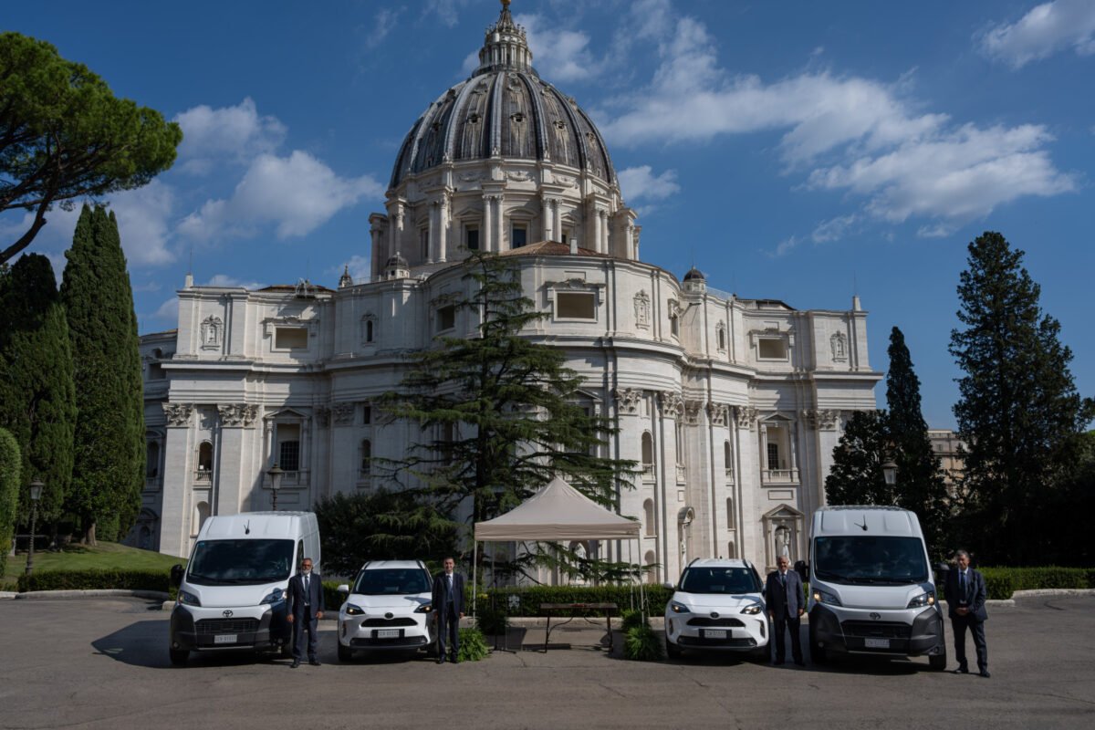 KINTO supporta il piano di mobilità sostenibile del Governatorato vaticano con veicoli Toyota e Lexus
