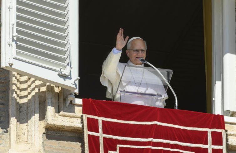Papa Leone XIV annuncia intervento chirurgico al polmone: il comunicato all’Angelus e i precedenti storici