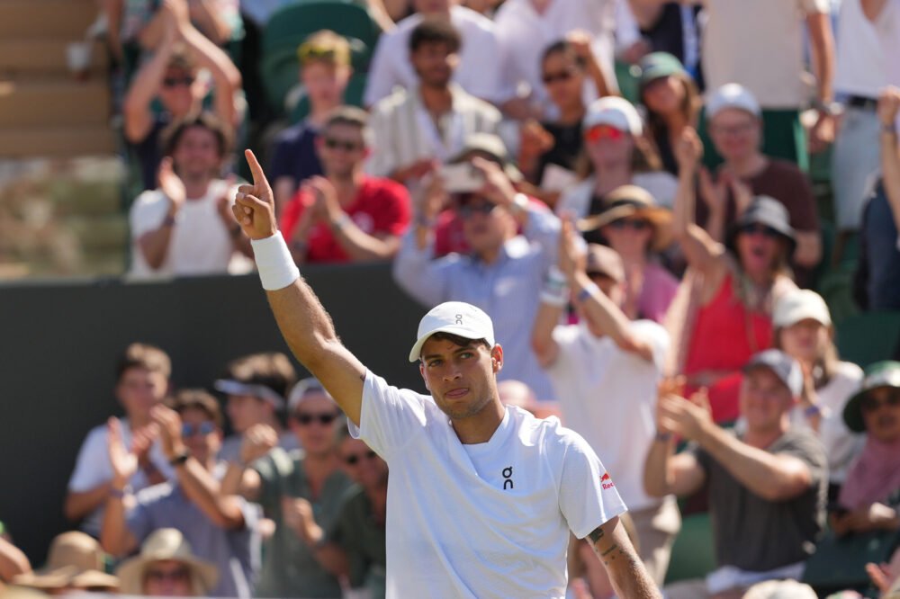 Il tennis italiano in crisi? Cobolli risponde con una risata e scatena la discussione