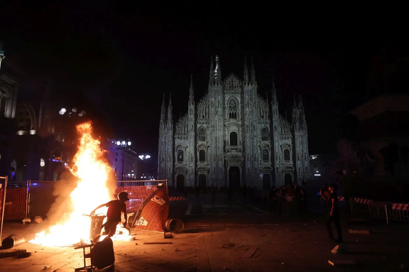 Scontri e violenze durante il corteo “Italia in Piazza” a Milano e Bologna
