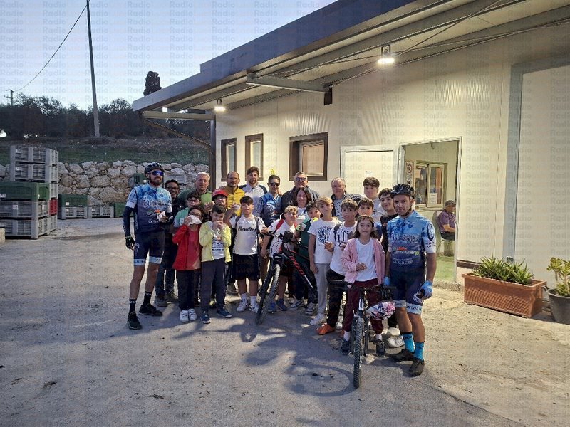 Ciclisti in erba di Pietraperzia in visita all’oleificio per un’esperienza didattica