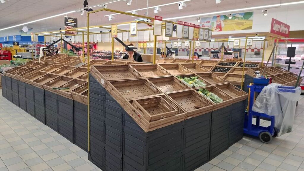 Scaffali vuoti nei supermercati del Sud, autotrasportatori in protesta: «A rischio anche le farmacie»