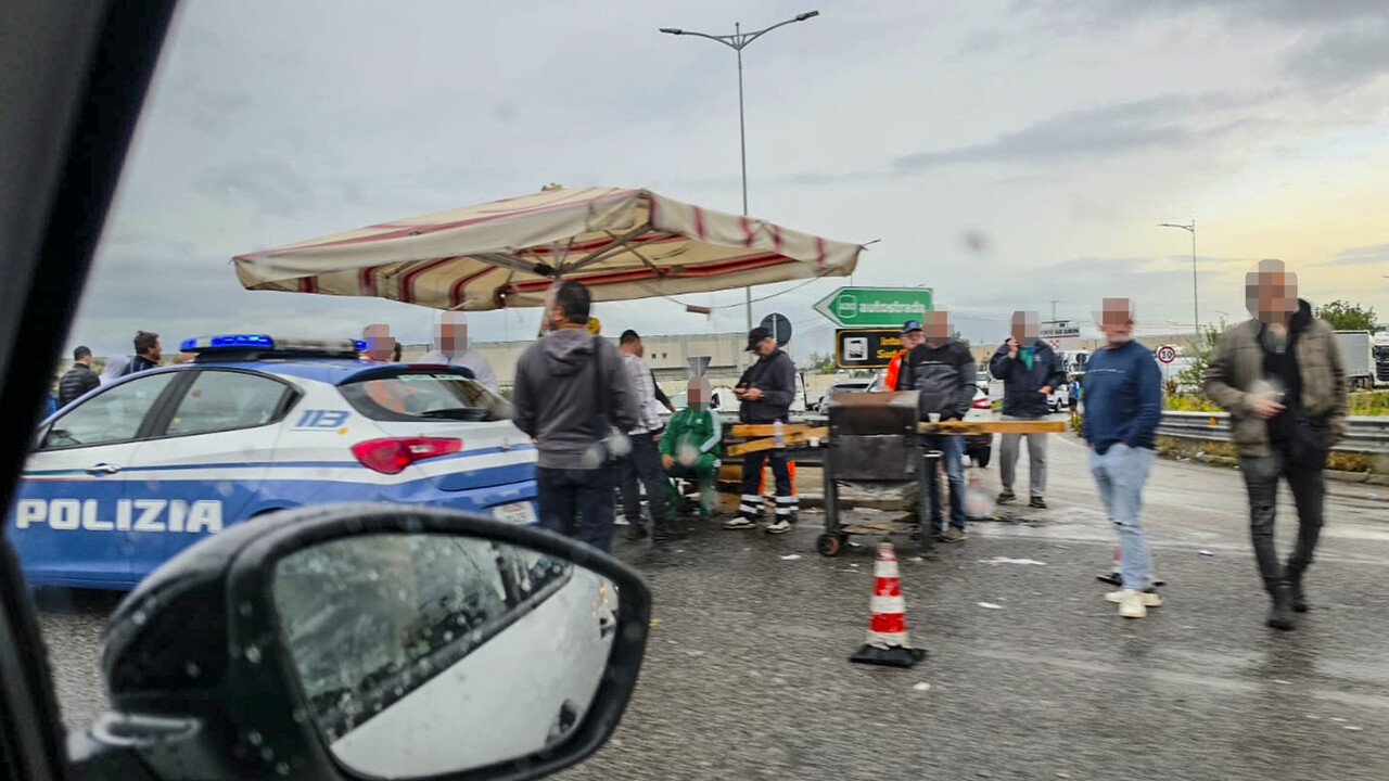 Protesta autotrasportatori: aeroporti senza carburante, A1 bloccata a Caserta-Salerno